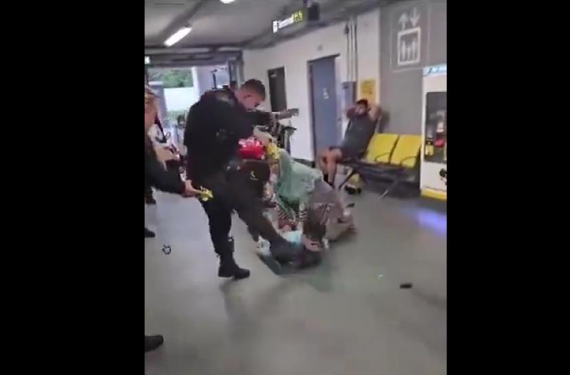viral-polisi-inggris-dengan-brutal-menendang-wajah-pria-muslim-di-bandara