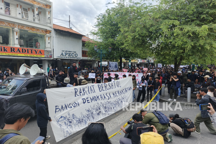 Massa 'Jogja Memanggil' Sampaikan 10 Persoalan Demonstrasi Indonesia Gelap