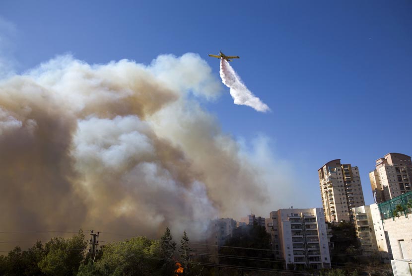 kebakaran-di-israel-terus-menyebar-rumah-hancur-dan-ratusan-warga-di-evakuasi