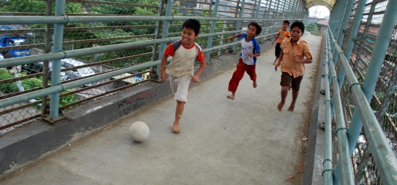&#91;miris&#93; Footbridge Football