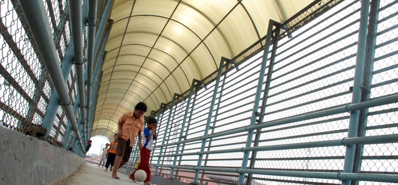 &#91;miris&#93; Footbridge Football