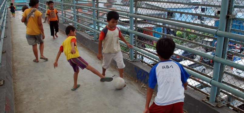 &#91;miris&#93; Footbridge Football