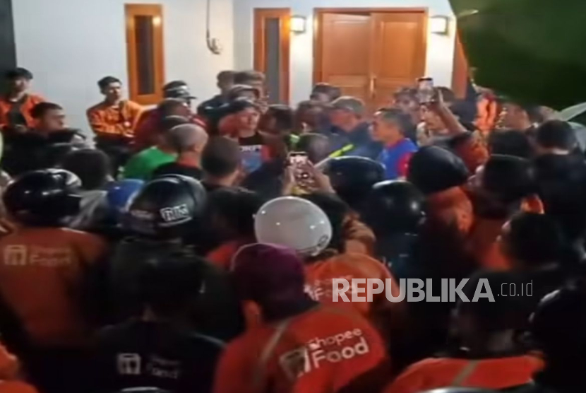 Pelanggan Aniaya Driver ShopeeFood karena Telat Antar Pesanan, Rumah Pelaku Digeruduk