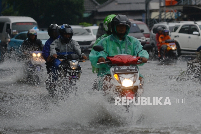 puluhan-kendaraan-rusak-akibat-genangan-di-bekasi