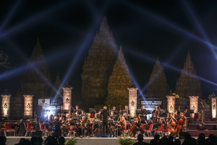 Relevankah mengadakan konser di pelataran candi ?