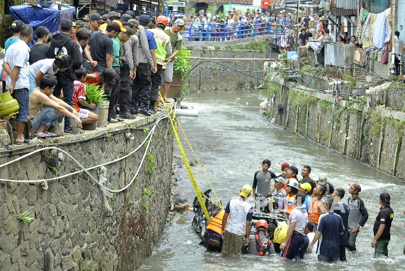 Warga Pagarsih Minta Sungai Citepus Diperbaiki