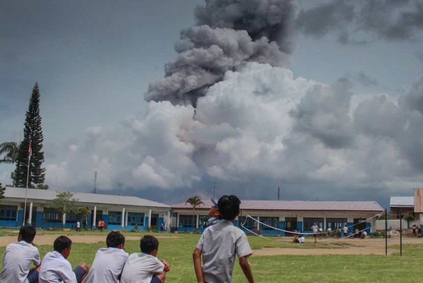 gunung-sinabung-kembali-erupsi