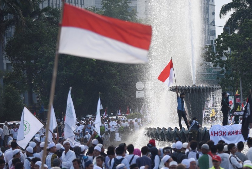 Pendemo Terus Merangsek Masuk ke Halaman Istana