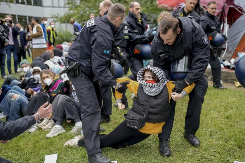 Polisi Jerman Bubarkan Protes pro-Palestina di Universitas di Berlin