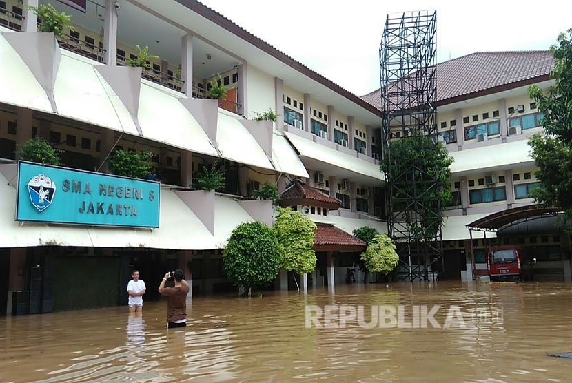 Ahok Bilang BEBAS BANJIR, SMA 8 Kini BANJIR LAGI !!!