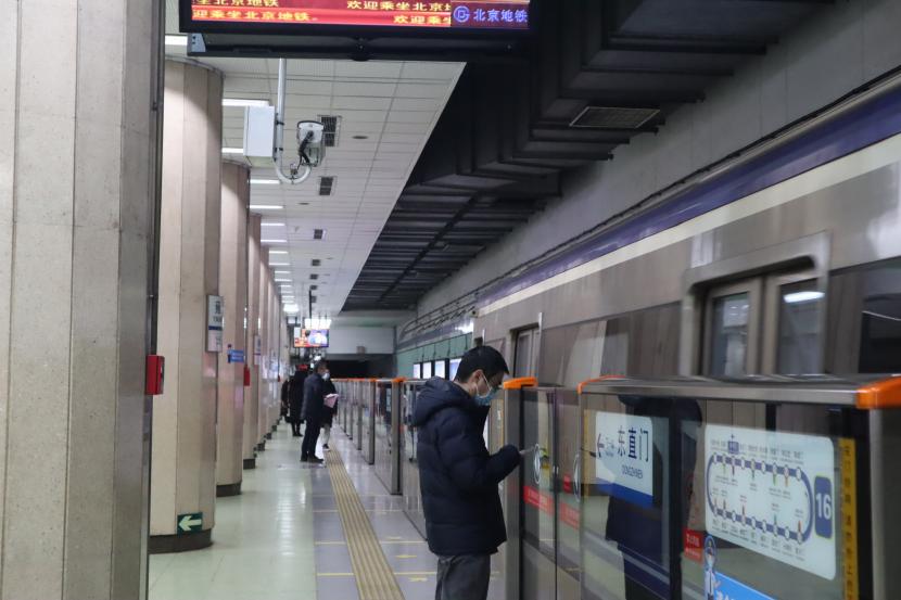 berpose-seksi-di-kereta-metro-perempuan-di-shanghai-ditahan-polisi