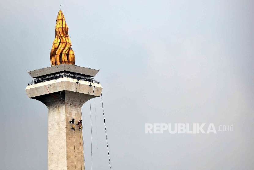 hari-puncak-ribuan-pengunjung-padati-monas