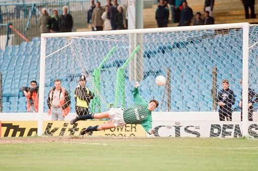 7 Aksi Spektakuler Pemain Jadi Kiper Dadakan