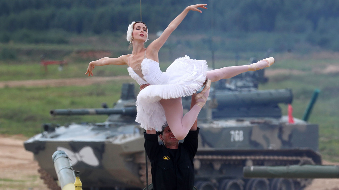 Ada-Ada Saja, Dua Balerina Melakukan Tarian Balet Di Atas Main Battle Tank