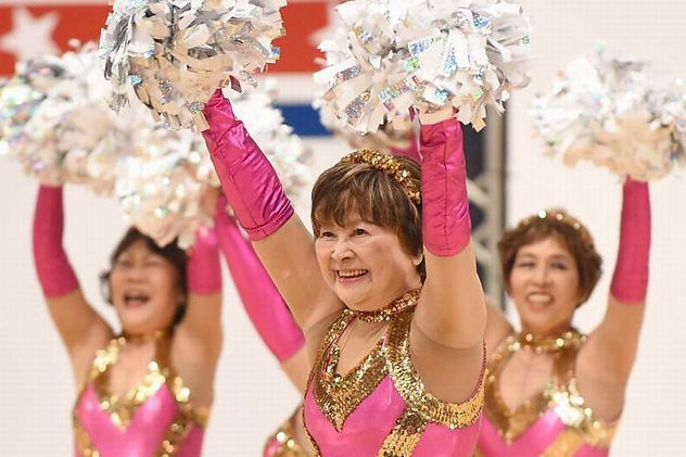 Mengispirasi! Cheerleader Dari Para Wanita Lanjut Usia!