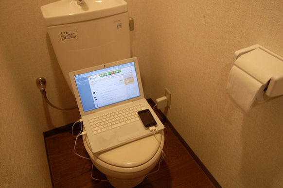 Hahaha 5 Fitur Yang Unik di Toilet Jepang