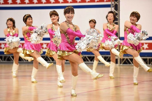 Mengispirasi! Cheerleader Dari Para Wanita Lanjut Usia!