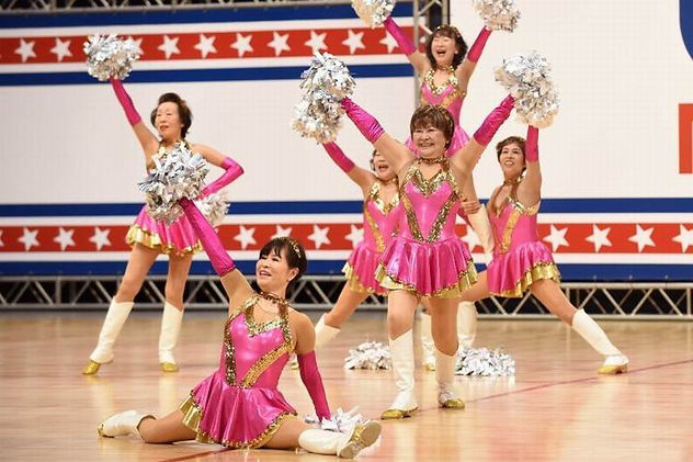 Mengispirasi! Cheerleader Dari Para Wanita Lanjut Usia!