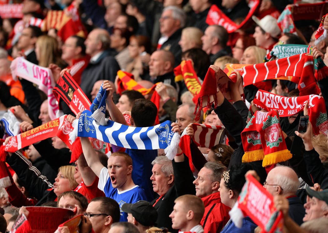 indahnya perbedaan, momen indah para fans di derby merseyside 