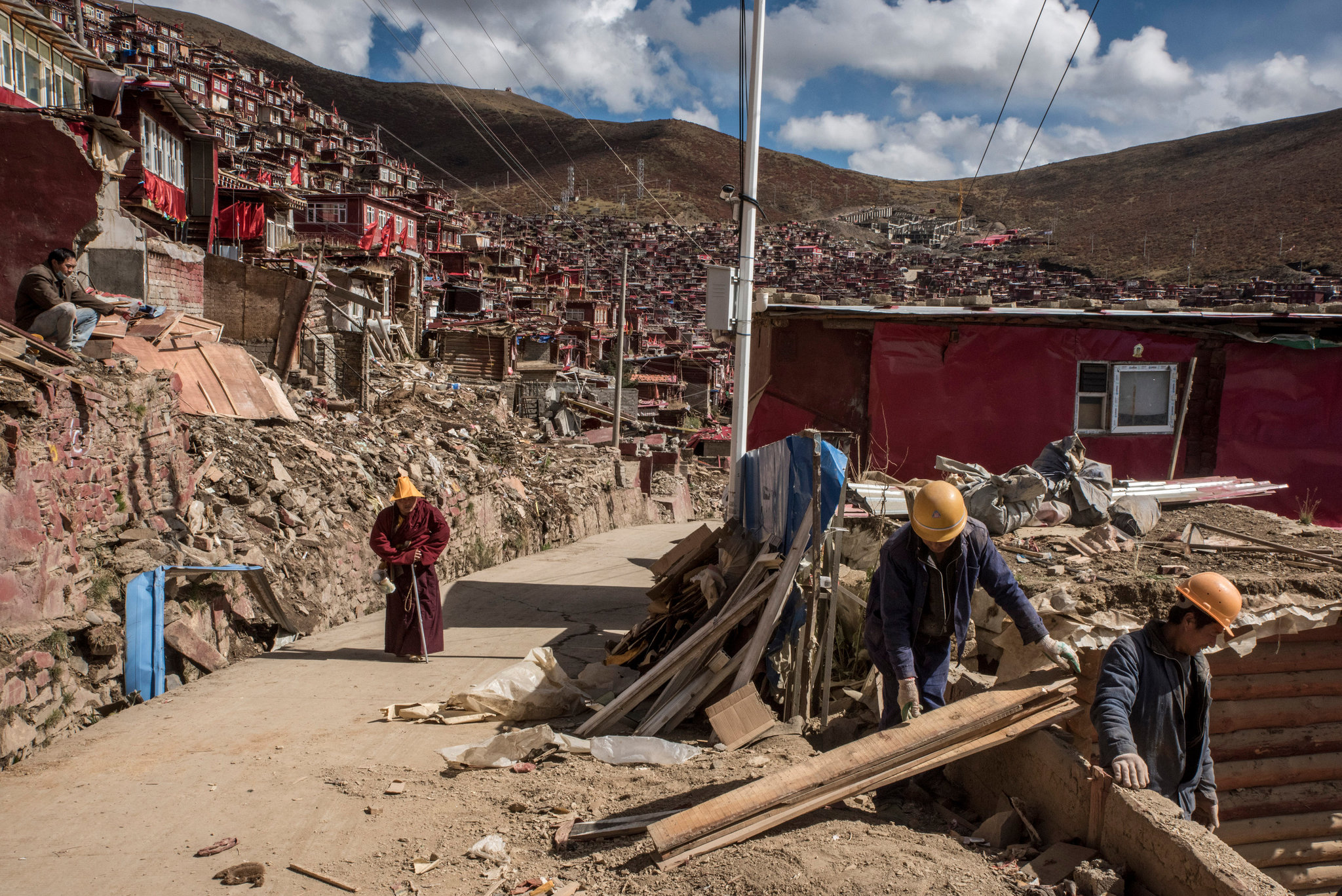Penggusuran pemukiman Larung Gar di Tibet oleh Pemerintah China