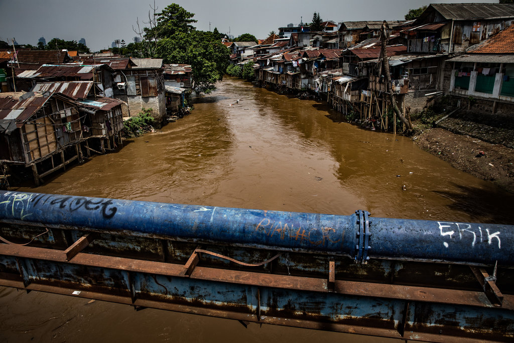 Mengapa Sungai di Jakarta Memiliki Air yang Hitam dan Bau?