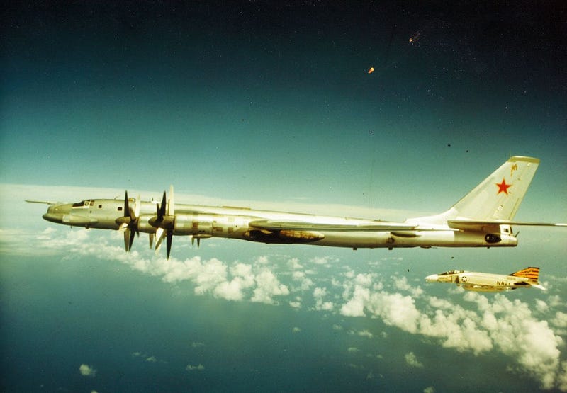 &#91;Foto&#93; Mas Tom U.S. Navy &amp; Pakdhe Beruang Soviet : Ikon perang dingin