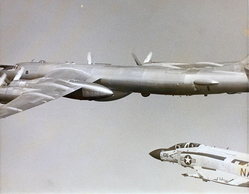 &#91;Foto&#93; Mas Tom U.S. Navy &amp; Pakdhe Beruang Soviet : Ikon perang dingin