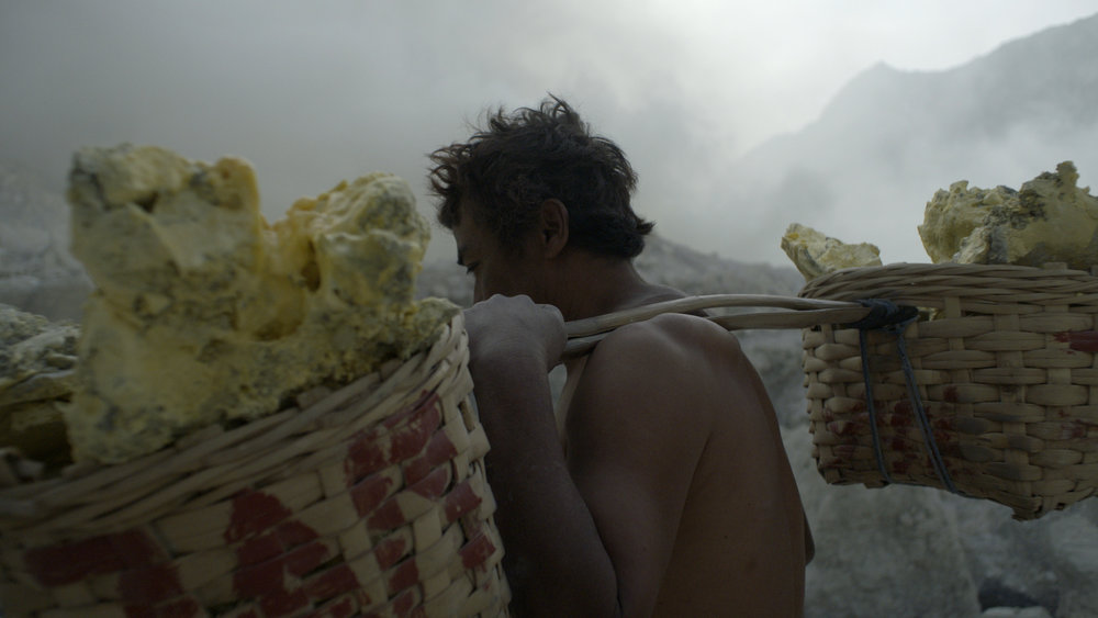 Ketika Kisah Sedih dan Eksotisme dari Kawah Ijen Diangkat oleh Musisi Luar Negeri 