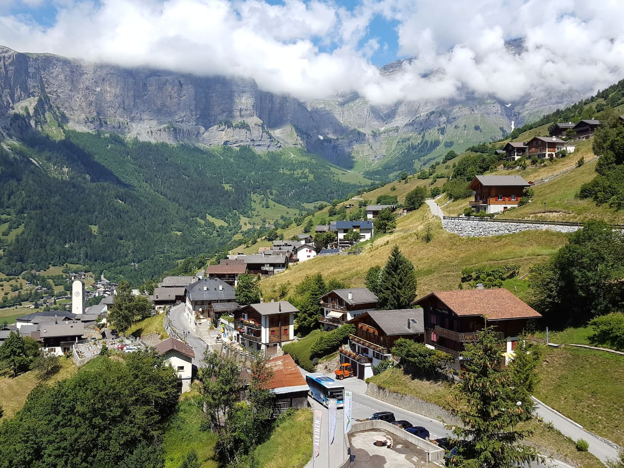 Desa di Swiss Tawarkan £ 53.000 untuk Tinggal di Sana