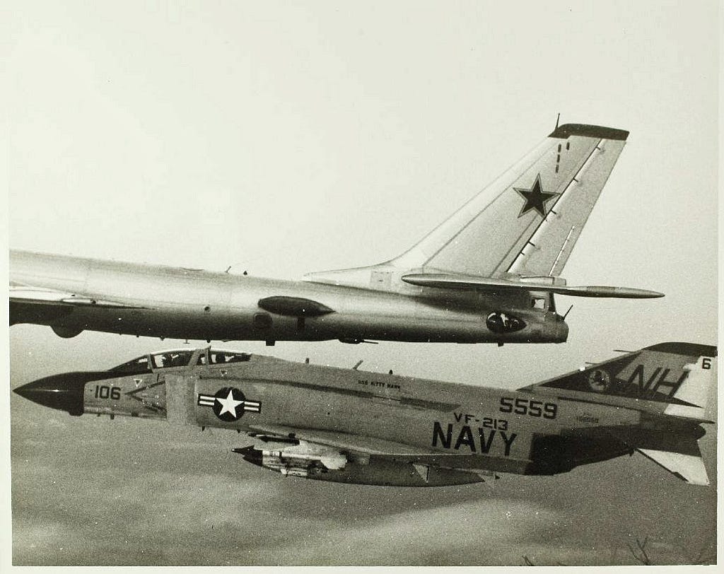 &#91;Foto&#93; Mas Tom U.S. Navy &amp; Pakdhe Beruang Soviet : Ikon perang dingin