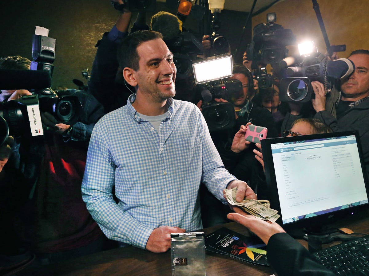 [OBAT STRESS] Ex US Marine pembeli pertama Marijuana legal