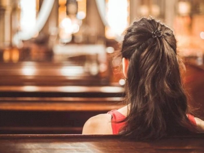 Berdoa di Gereja, Tubuh Kurus Felicia Mantan Kaesang Jadi Sorotan