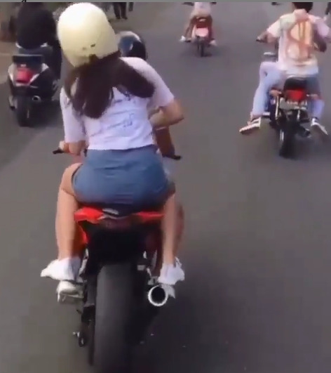 CEWEK CANTIK SAAT NAIK MOTOR DI JALAN MEMBUAT GAGAL FOKUS
