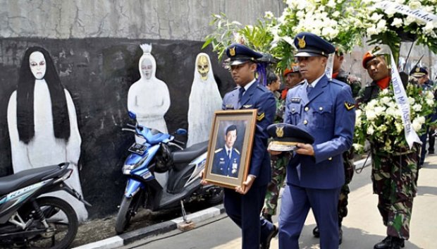 Ada penampakan saat pemakaman pilot