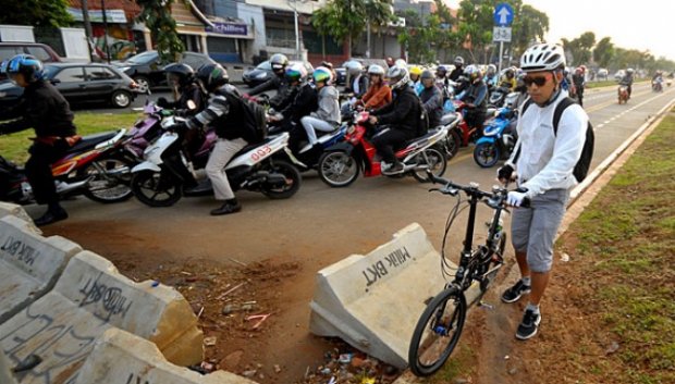 &#91;MIRIS&#93;Jalur Sepeda di BKT Malah Dipakai Sepeda Motor