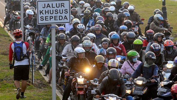 &#91;MIRIS&#93;Jalur Sepeda di BKT Malah Dipakai Sepeda Motor