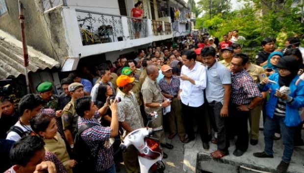 &#91;FOTO&#93;Hari Pertama Bertugas, Jokowi Dengar Keluhan Warga