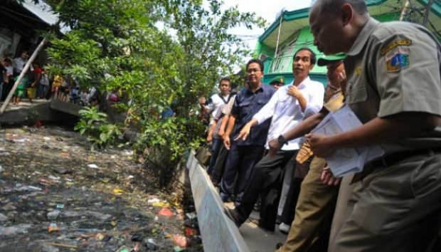 &#91;FOTO&#93;Hari Pertama Bertugas, Jokowi Dengar Keluhan Warga
