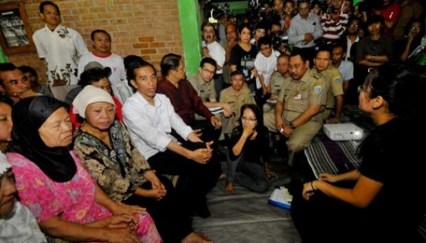 &#91;FOTO&#93;Hari Pertama Bertugas, Jokowi Dengar Keluhan Warga