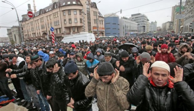 Meski Hujan, Muslim Russia Tetap Shalat Idul Adha &#91;PIC&#93;