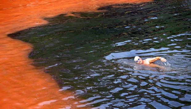 {NGERI GAN} ==&gt;&gt; AIR LAUT ini Berwarna Merah Darah