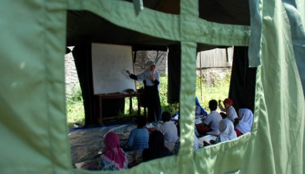 Tanpa Buku dan Ruang Kelas, Tetap Belajar untuk UAS