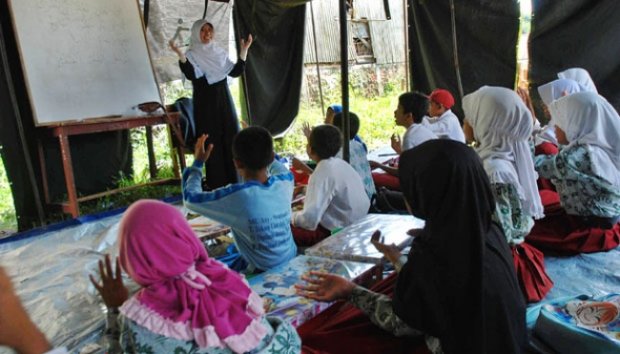Tanpa Buku dan Ruang Kelas, Tetap Belajar untuk UAS