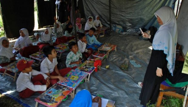 Tanpa Buku dan Ruang Kelas, Tetap Belajar untuk UAS