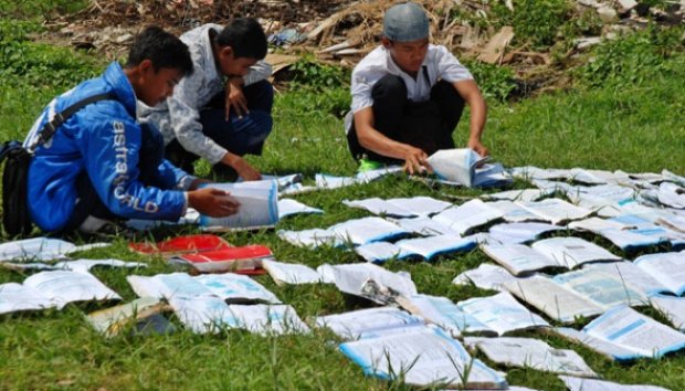 Tanpa Buku dan Ruang Kelas, Tetap Belajar untuk UAS