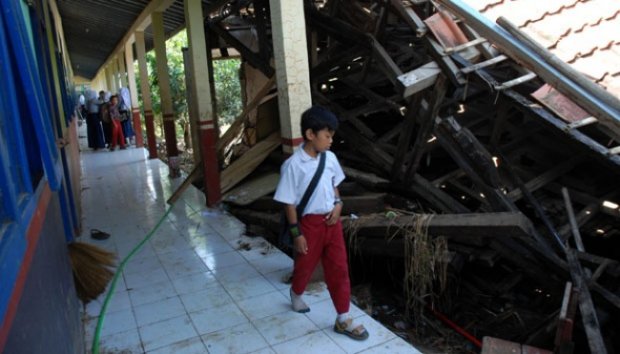 Tanpa Buku dan Ruang Kelas, Tetap Belajar untuk UAS