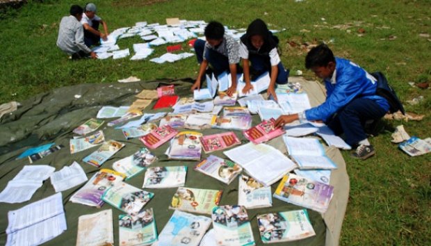 Tanpa Buku dan Ruang Kelas, Tetap Belajar untuk UAS