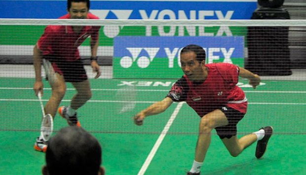 &lt;&lt;FOTO-FOTO&gt;&gt; JOKOWI Main Badminton dengan TAUFIK HIDAYAT