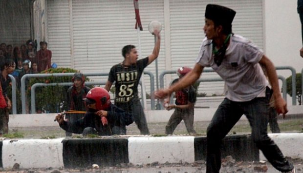 FOTO-FOTO Mahasiswa dan Polisi Bentrok dikantor Kejati Sulsel