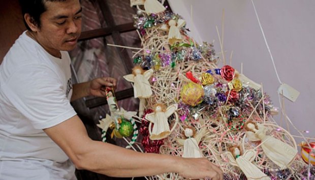 Kreasi Pohon Natal Cantik dari Rotan dan Kulit Jagung